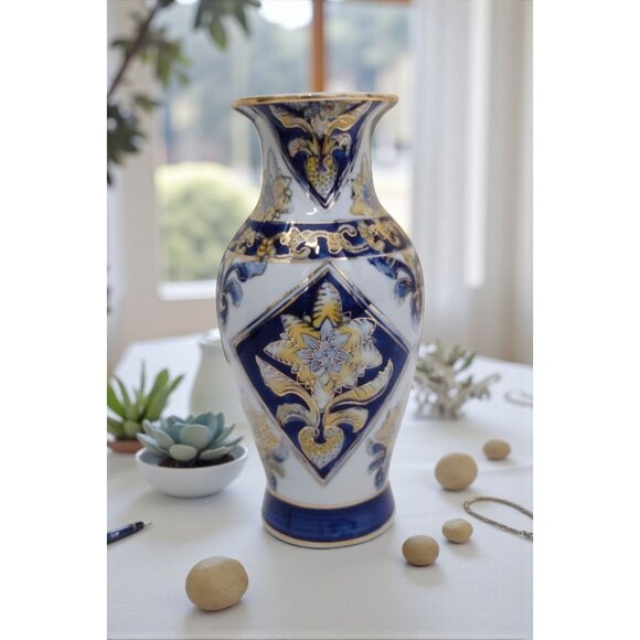 Vintage Porcelain Floral Ornate Style Chinese Vase 8" Gold Trim Asian - Picture 1 of 6